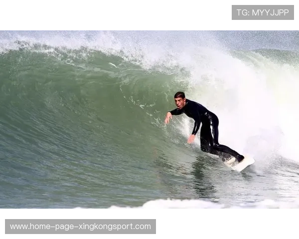 冲浪选手勇闯18米巨浪，秀出极限挑战的荣耀篇章