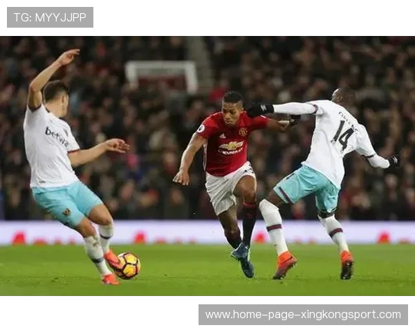 瓦伦西亚前场压制迫使后防回缩 瓦伦西亚前场压制迫使后防回缩