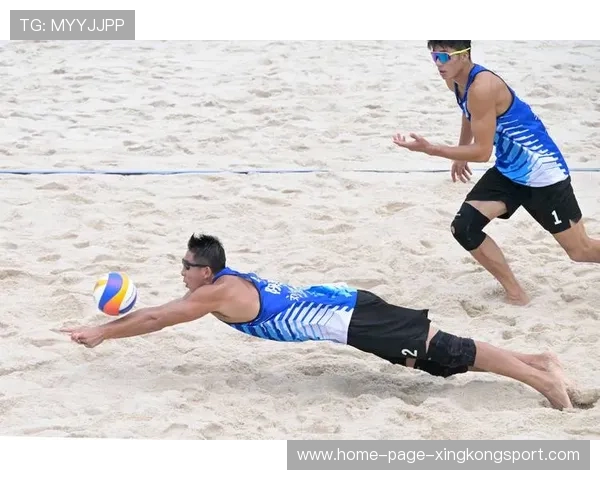 沙滩排球组合连续救球赢得极高掌声
