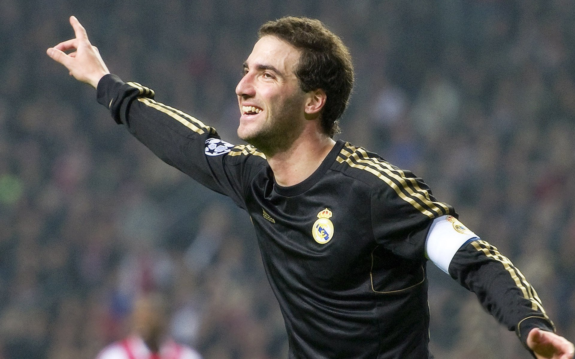 全国传统弓射箭邀请赛 古装选手亮相古城墙下